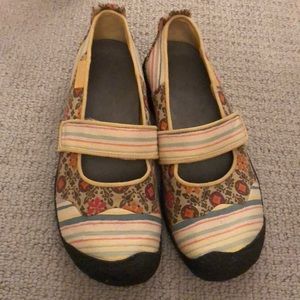 Keen shoes NEVER worn.